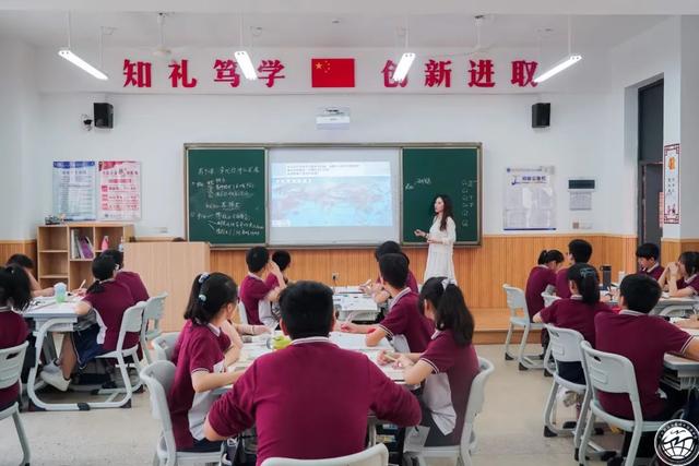 广东省女孩上课，探索课堂内外的世界